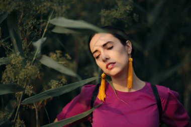 Küpe takan Bir Kadının Yaz Portresi