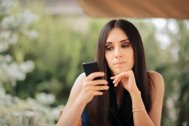 Mutsuz Kadın Restoranda Telefonunu Şarj Ediyor