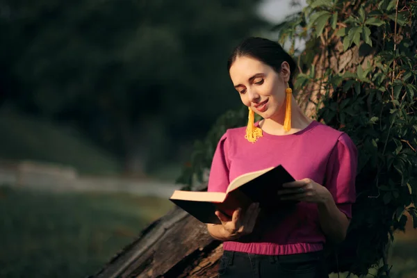 エレガントな女性は屋外で本を読んで — ストック写真