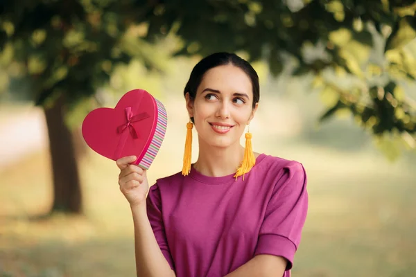 Frau Mit Herzförmigem Geschenk Für Ihren Freund — Stockfoto