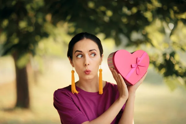 Mujer Sosteniendo Corazón Forma Regalo Para Novio — Foto de Stock