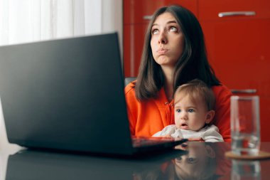 Umutsuz Meşgul Anne Evden Çalışmaya Çalışıyor