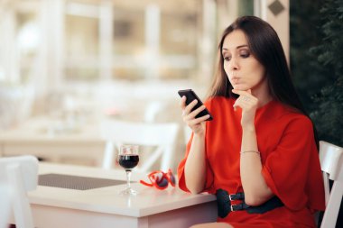Sıkıcı Kız Bir Restoranda Bekliyor Akıllı Telefonu Kontrol Ediyor