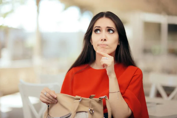 Vergessliche Frau Überprüft Ihre Unordentliche Handtasche — Stockfoto