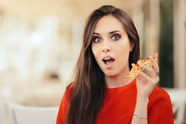 Funny Woman Makan Pizza Slice Restoran — Stok Foto