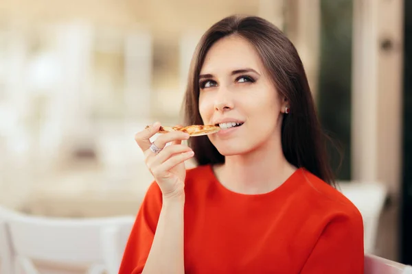 Mujer Divertida Comiendo Una Rebanada Pizza Restaurante —  Fotos de Stock