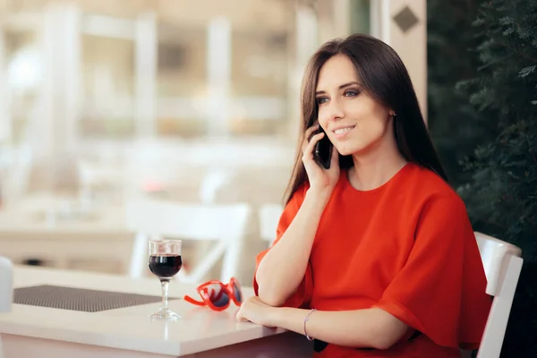 Γυναίκα Μιλώντας Στο Τηλέφωνο Περιμένοντας Ένα Εστιατόριο — Φωτογραφία Αρχείου
