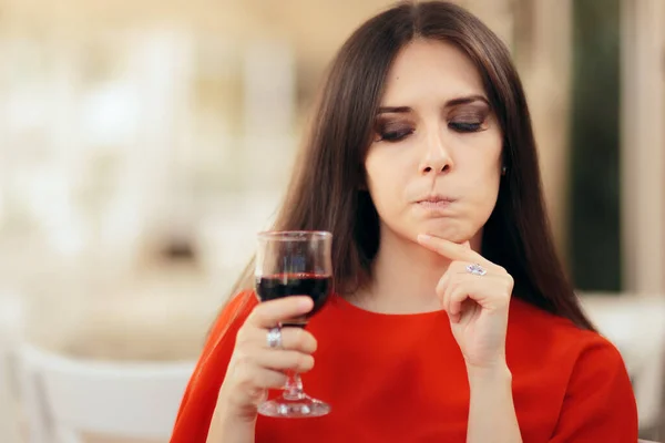 Mulher Uma Dieta Olhando Para Copo Vinho — Fotografia de Stock