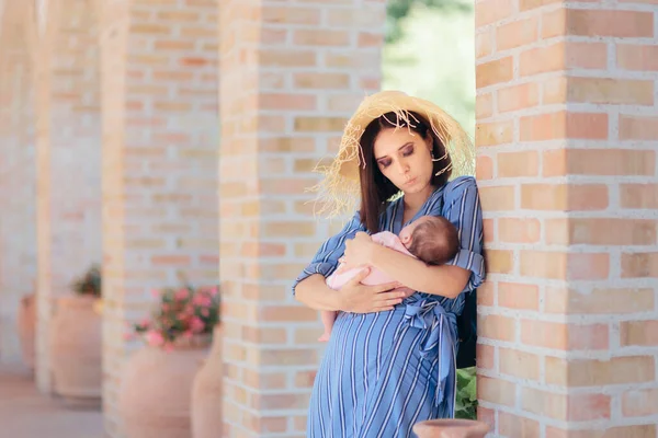 Loving Mother Holding Sleeping Newborn Baby — Stock Photo, Image