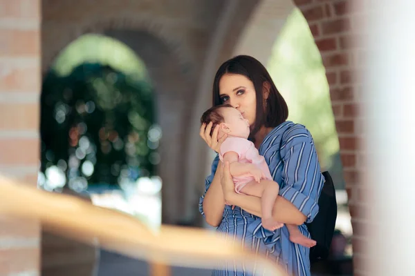 Loving Mother Holding Sleeping Newborn Baby — Stock Photo, Image