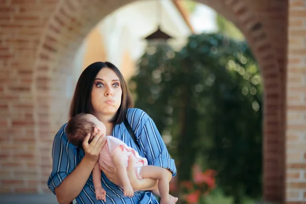 Gestresste Ahnungslose Mutter Hält Neugeborenes Der Hand — Stockfoto