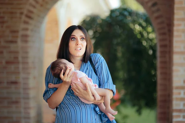 Gestrest Clueless Nieuwe Moeder Holding Pasgeboren Baby — Stockfoto