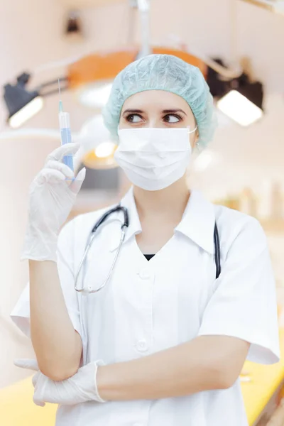Operaia Medica Donna Con Una Siringa — Foto Stock