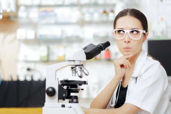 Γυναίκα Επιστήμονας Κοιτάζοντας Μέσα Από Ένα Μικροσκόπιο Ένα Εργαστήριο — Φωτογραφία Αρχείου