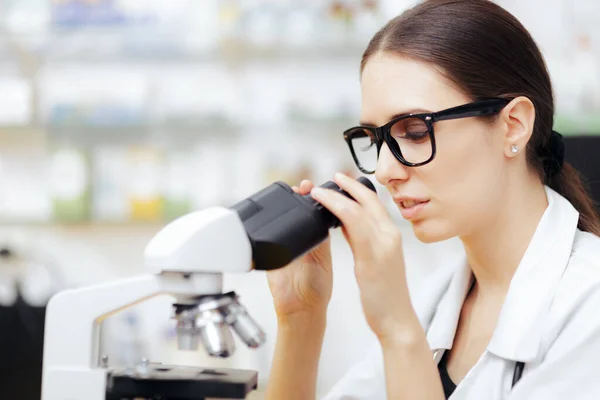 Vrouwelijke Wetenschapper Kijkend Door Een Microscoop Een Laboratorium — Stockfoto