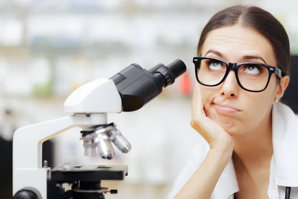 Δυστυχισμένος Επιστήμονας Κοιτάζοντας Μέσα Από Ένα Μικροσκόπιο Ένα Εργαστήριο — Φωτογραφία Αρχείου