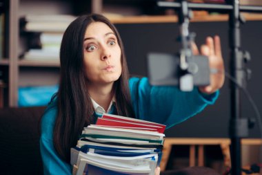 Çevrimiçi kursa Video Konferansı ile Katılan Kadın