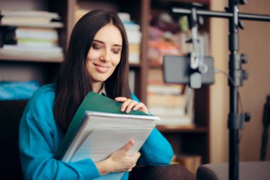 Çevrimiçi kursa Video Konferansı ile Katılan Kadın