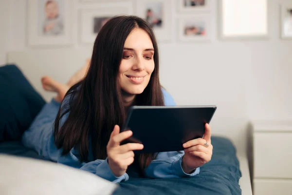 Happy Woman Holding Tablet Relaxing Home — Stock Photo, Image