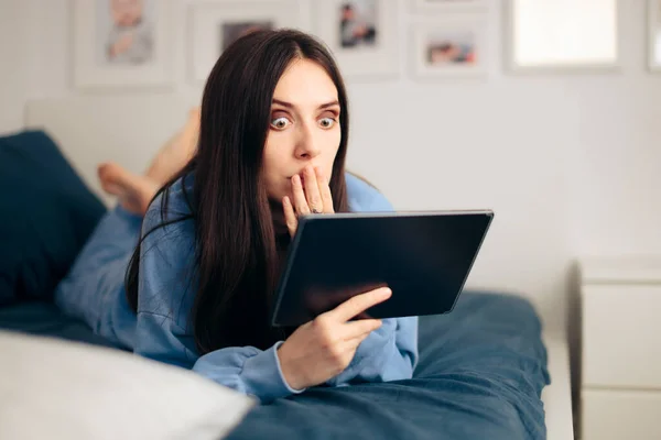 Surprised Woman Holding Tablet Relaxing Home — Stock Photo, Image
