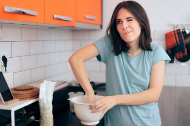 Mutfakta Çökmüş Kadın 