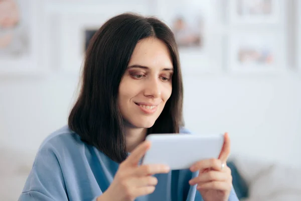 Happy Woman Holding Smartphone Home — Stock Photo, Image
