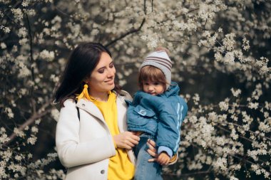 Mutlu Anne ve Çocuk Çiçekli Bahar Doğasında
