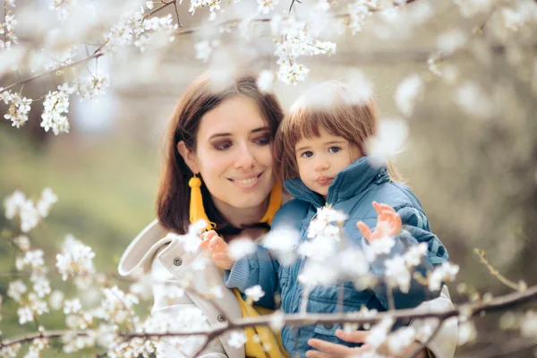 Boldog Anya Gyermek Virágzó Tavaszi Természet — Stock Fotó
