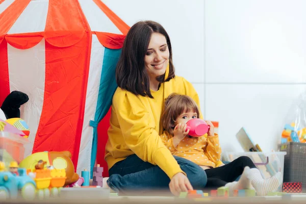 Mama Fiica Având Rol Ceai Petrecere Joc — Fotografie, imagine de stoc