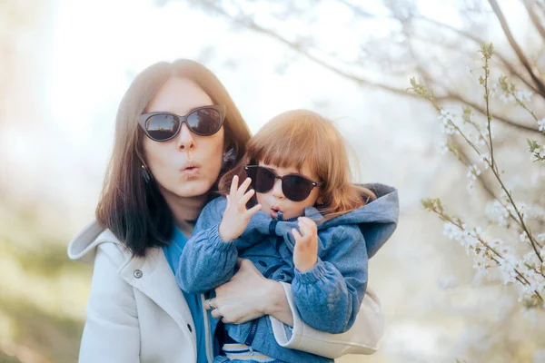 Cheerful Stylish Mother Daughter Wearing Sunglasses — Stock Photo, Image