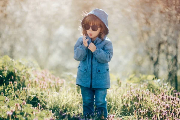 トレンディーな幼児の子供は ファッション肖像画でサングラスを着用 — ストック写真