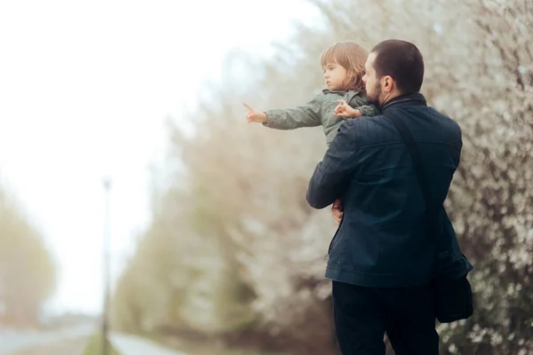 Enfant Avec Doigt Pointu Montrant Quelque Chose Son Père — Photo