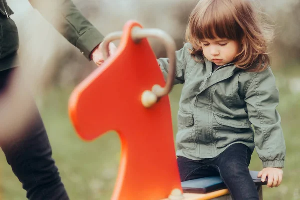 Barn Som Har Roligt Lekplats Övervakas Försiktig Mamma — Stockfoto