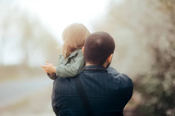 Fader Som Håller Sin Dotter Till Toddler — Stockfoto