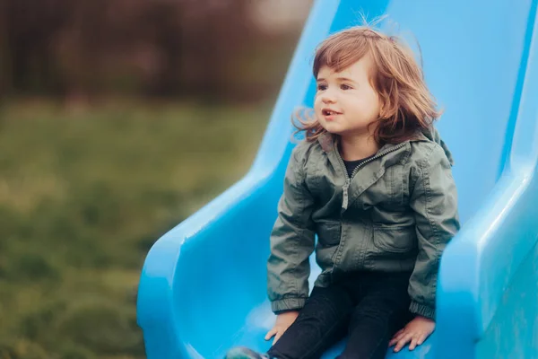 Pequeña Niña Jugando Una Diapositiva —  Fotos de Stock