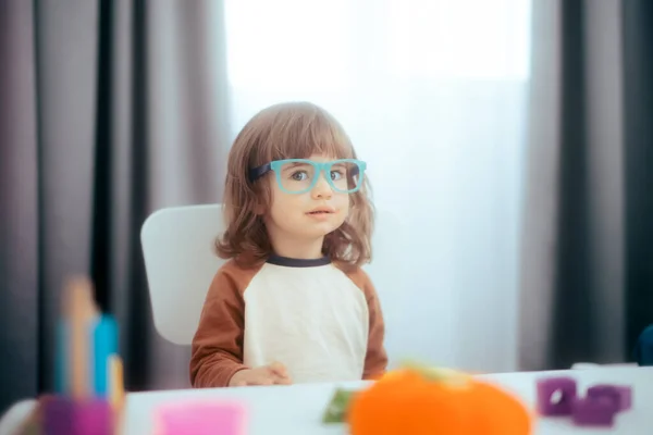 Ragazza Divertente Bambino Che Indossa Occhiali Vista Seduto Tavolo — Foto Stock