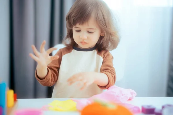 Happy Child Siedzi Przy Stole Bawi Się Plastycyną — Zdjęcie stockowe