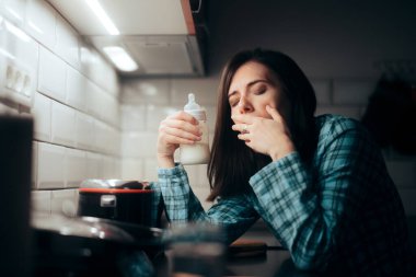 Gece Süt Bebeği Şişe Tutmaktan Yorgun Anne