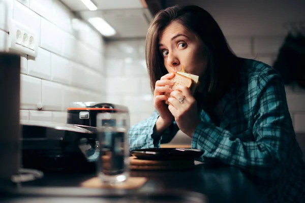 Wanita Lapar Makan Sandwich Malam Dapur — Stok Foto