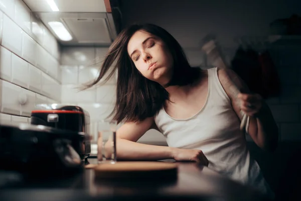 Mujer Fanning Misma Durante Noche Quejándose Calor —  Fotos de Stock