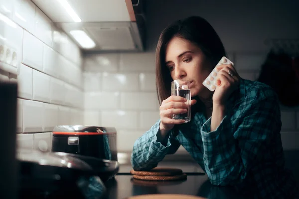 Mujer Sosteniendo Tableta Píldora Teniendo Dolores Durante Noche — Foto de Stock