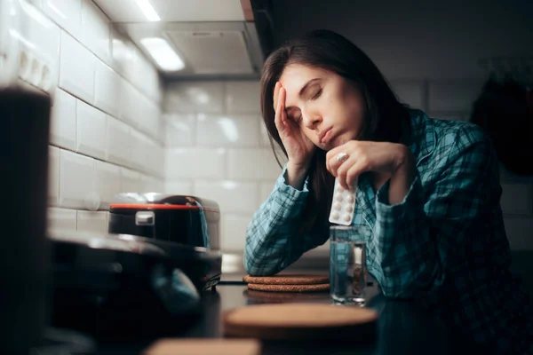 Mujer Sosteniendo Tableta Píldora Teniendo Dolores Durante Noche —  Fotos de Stock