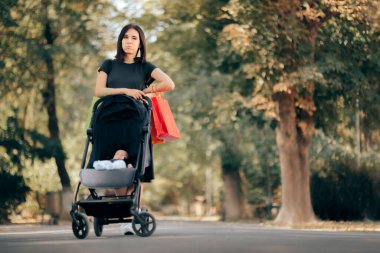 Bebekli Bebek Arabası ve Alışveriş Torbası 'ndan yoruldum anne.
