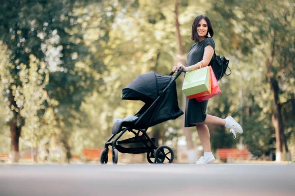 Spännande Mor Innehav Shoppingväskor Pushing Baby Barnvagn — Stockfoto