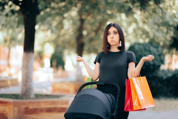 Lycklig Mamma Med Baby Barnvagn Och Shoppingväskor — Stockfoto