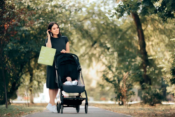 Lycklig Mamma Med Baby Barnvagn Och Shoppingväskor — Stockfoto