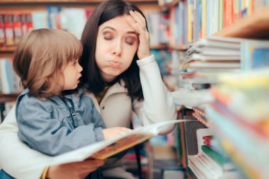 Kütüphanedeki Çocuklar İçin Uygunsuz Bir Kitap Kontrol Ettiği İçin Anne Stresli