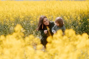 Anne ve Kızı Bir kanola tarlasında oynuyorlar