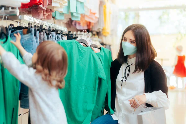 Mor Och Hennes Barn Handla Kläder Butik — Stockfoto