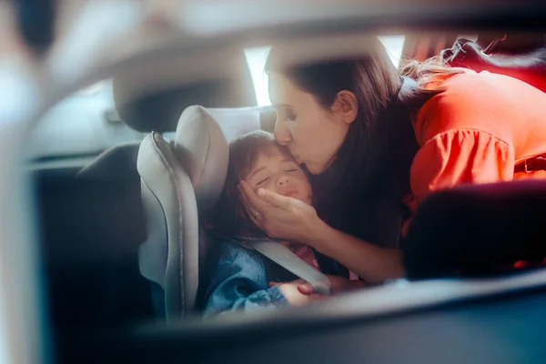 Mamma Kysser Sitt Barn Sova Bilstolen — Stockfoto